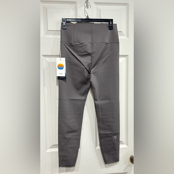 Vuori Women's Large Evolve Legging Smoke Grey NWT Performance Stretch Knit 7/8 - Picture 9 of 9